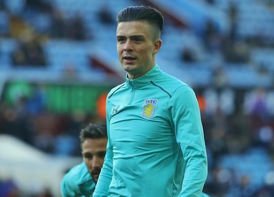 WTF! Veldbestormer slaat Aston Villa-aanvoerder Grealish neer (video)