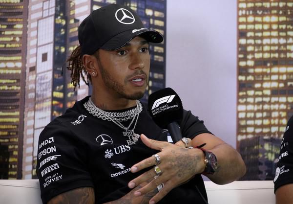 Lewis Hamilton wees niet alleen naar de F1-coureurs, maar naar iedereen in kritiek op racisme
