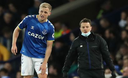 Manchester City wint door laat doelpunt bij Everton, Van de Beek met blessure van veld