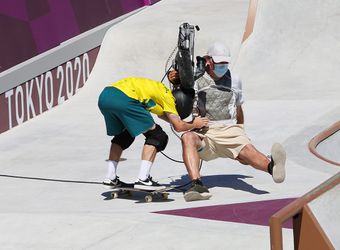 🎥 | Australiër skatet cameraman ondersteboven