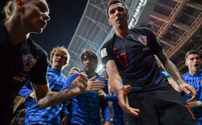 LOL! Kroatische spelers bespringen fotograaf, check hier zijn foto's