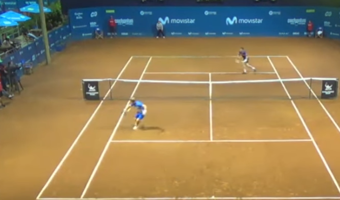 Heerlijk achterwaarts tennispunt op de Challenger Tour (video)