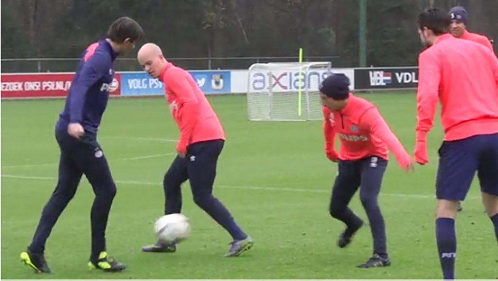 Trainer Cocu deelt panna uit op training PSV