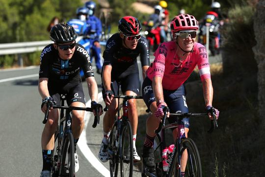 Vuelta: Michael Storer wint op steile slotklim, Primoz Roglic blijft leider