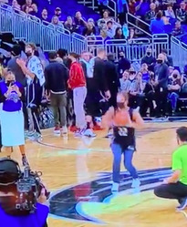 😂🎥 | CHECK! NBA-fan faalt hopeloos bij poging tot half court shot