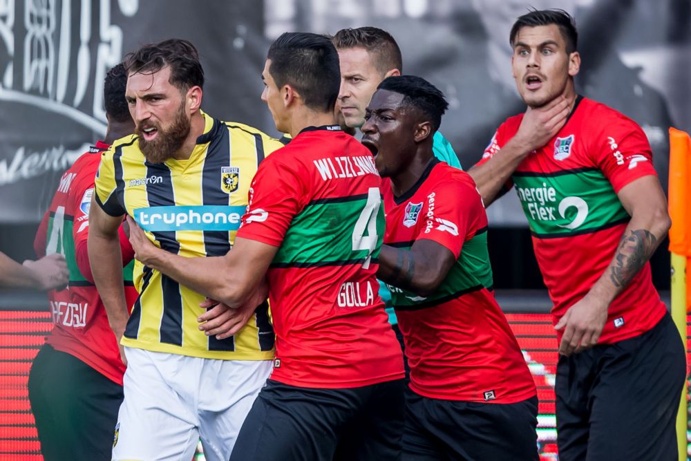 Overloper Foor helpt Vitesse aan punt in beladen derby