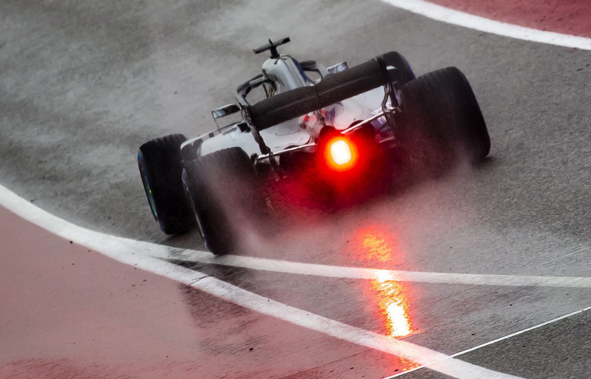 VT1: Hamilton laat zien dat hij klaar is voor het kampioenschap, Verstappen knalt in de regen