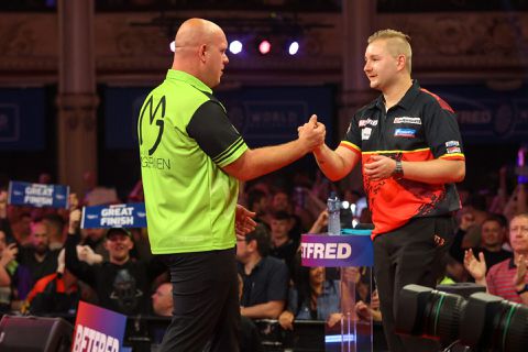Michael van Gerwen dolt Dimitri van den Bergh met accent: 'Wat praat jij toch vreemd, rare vent'
