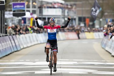 Chantal Blaak vlucht op perfect moment en finisht solo in Omloop Het Nieuwsblad (video)