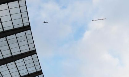 🎥 | Onbegrip over 'White Lives Matter Burnley'-doek boven stadion City