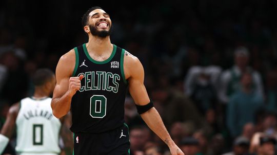 Boston Celtics verslaan Milwaukee Bucks in NBA-topper, Luka Doncic wint van LeBron James