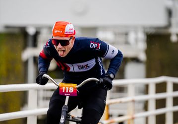 🎥 | NK Tegenwindfietsen heeft het voor elkaar: hondenweer en storm