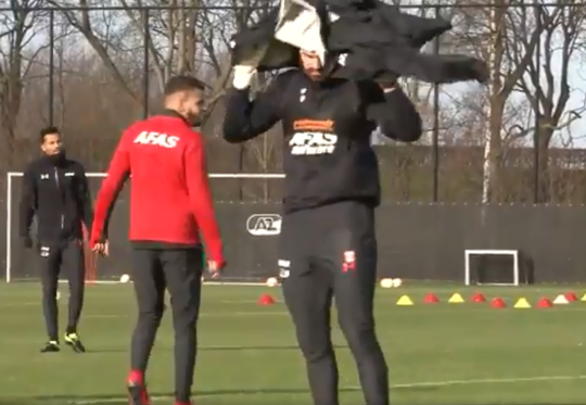 HAHA! Piet Velthuizen vecht met hesje én harde wind op trainingsveld AZ (video)