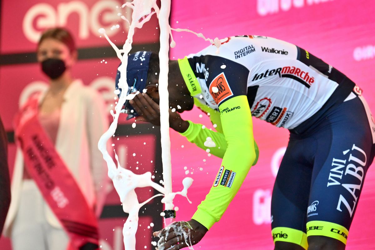 Girmay verlaat Giro met oogblessure: 'Jammer dat ik het restant moet missen'