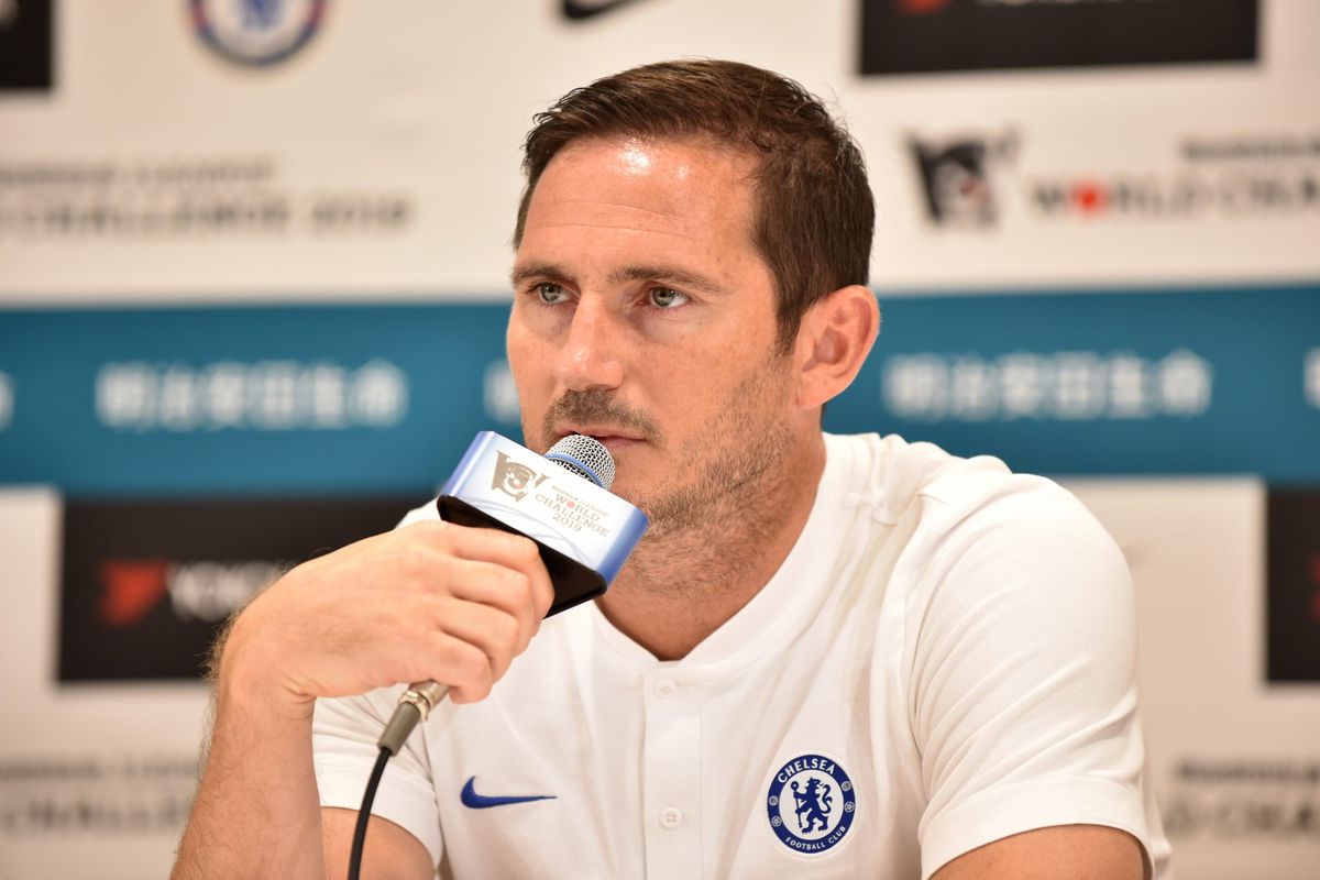Lampard haalt schouders op over transferban: 'Heb geen nieuwe spelers nodig'