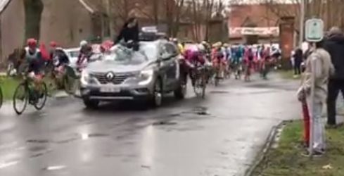 Junioren knallen vol op auto wedstrijddirecteur bij start Kuurne-Brussel-Kuurne (video)