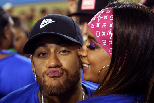 Geblesseerde Neymar viert carnaval in Brazilië (video)