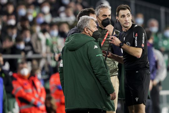 Door plastic staaf gestaakte derby van Sevilla wordt hervat om 16.00 uur achter gesloten deuren