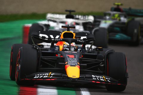 Max Verstappen lapt Lewis Hamilton: ‘Ze zijn het hele jaar al langzaam'