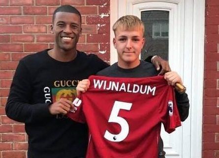 Hartverwamend! Wijnaldum reist helemaal naar Newcastle om grootste fan op Instagram te ontmoeten