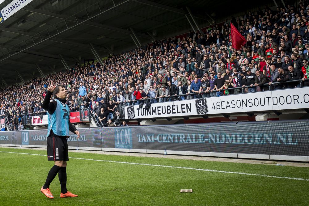 Volksmenner Leiwakabessy viert feest met NEC-aanhang na winnen derby (video)