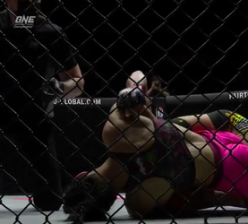 🎥 | Ophef om aftikken bij slot MMA-partij: Verliezer WOEST na verwarrend misverstand