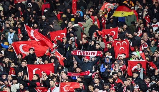 Duitse spelers en politiek balen van Turkse fans: 'Moet ons allemaal pijn doen'