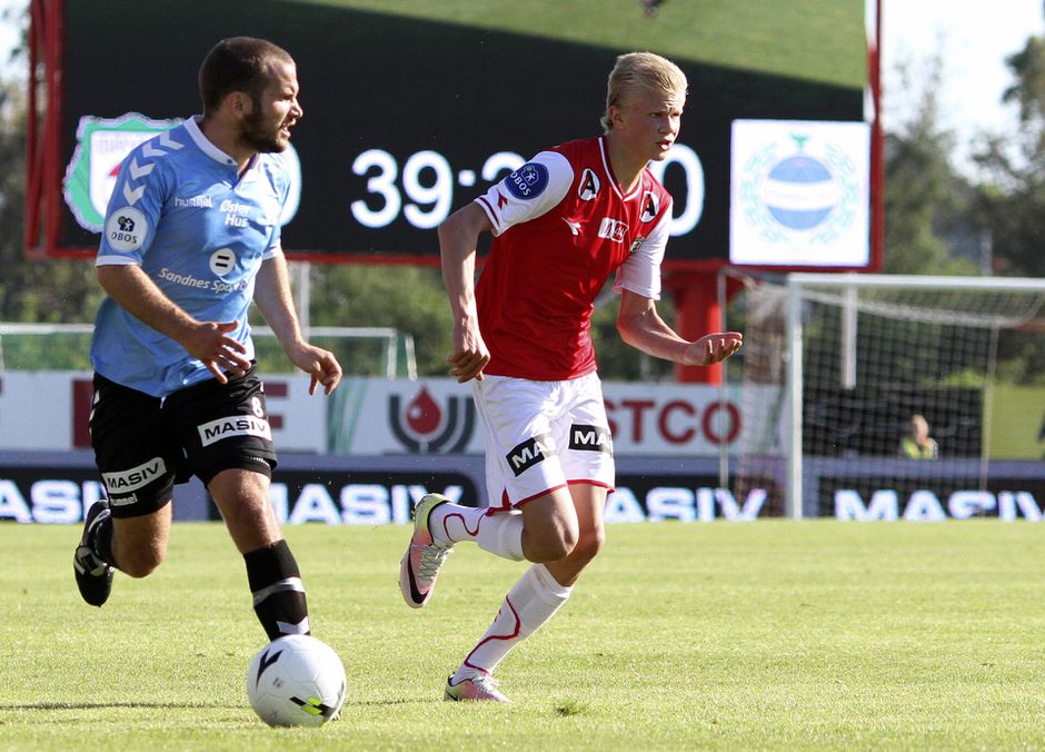 Erling Haaland betaalt vervoer voor fans van jeugdclub in strijd om promotie