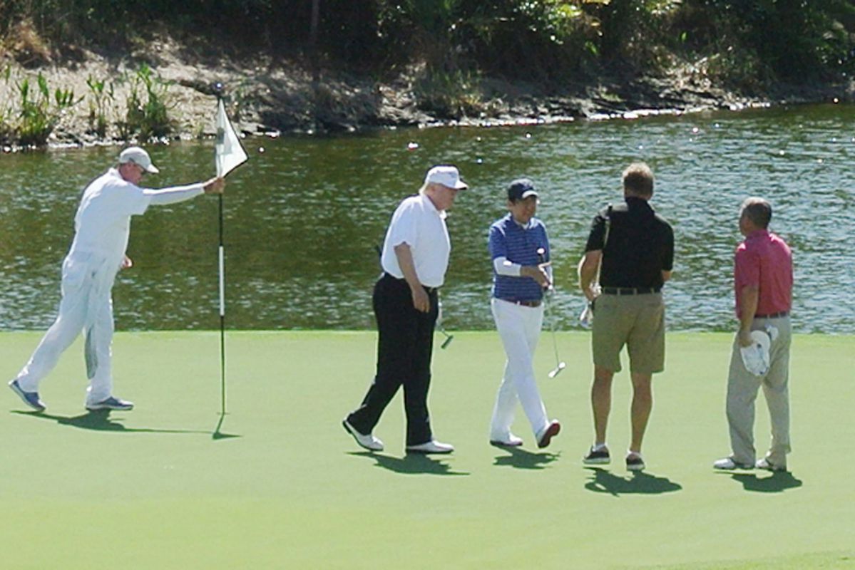 President Trump staat 1/5 van z'n tijd op de golfbaan, speelt tegen topper