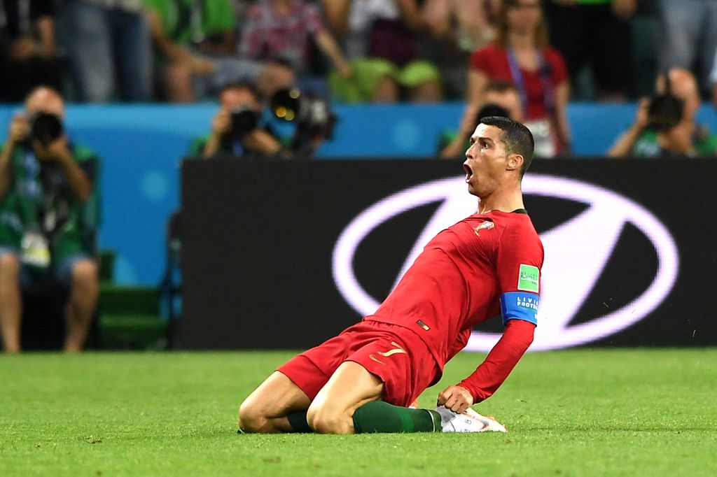 Hattrick-held Ronaldo redt in z'n eentje een punt tegen machtig Spanje (video's)