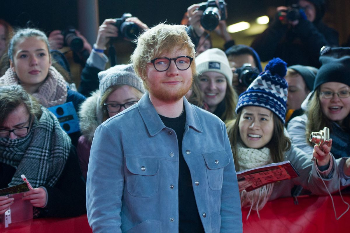 Ed Sheeran probeert te voetballen, maar faalt hard voor open doel (video)