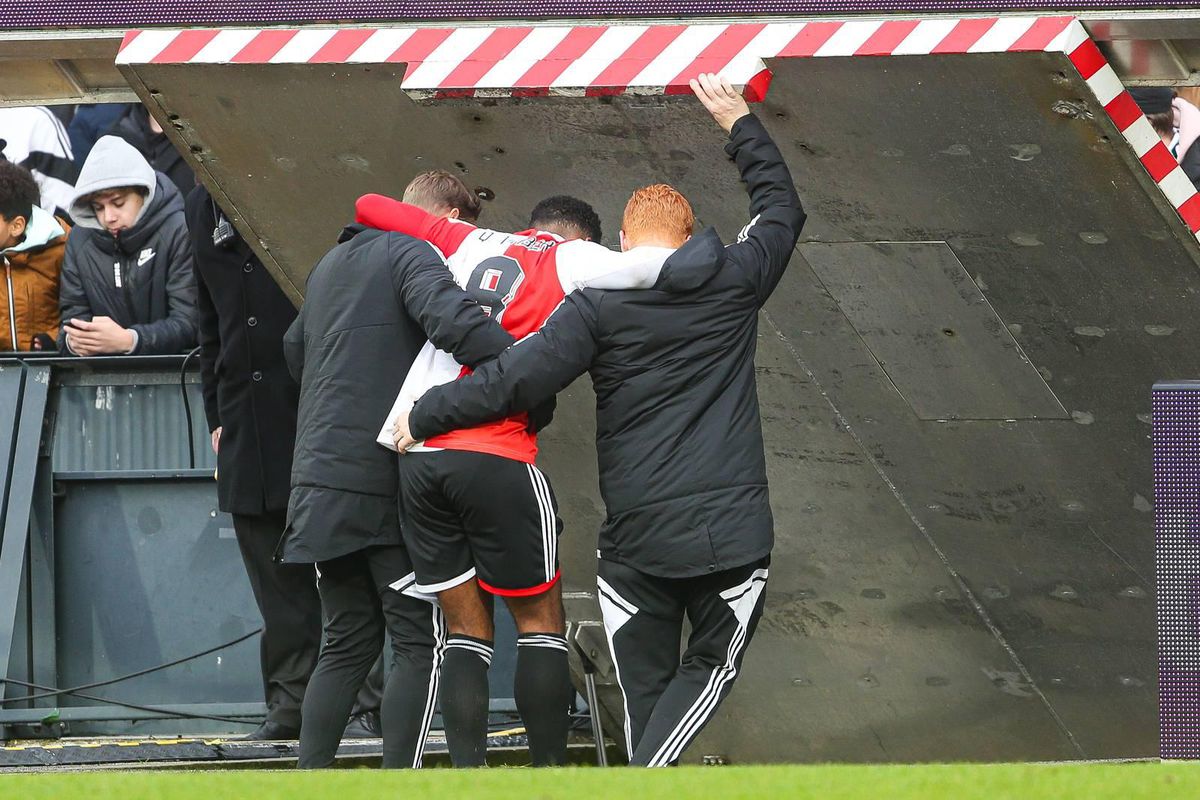 Oei! Feyenoord-middenvelder Quinten Timber moet van het veld worden gedragen