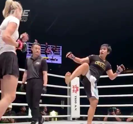 🎥 | MMA-vechtsters laten publiek lachen na geinige trap-imitatie