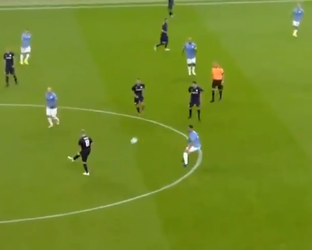 ZIEK! Paul Scholes geeft briljante pass in afscheidsduel Kompany (video)