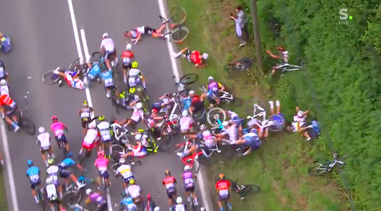 🎥 | Wederom een verschrikkelijke valpartij in de Tour de France