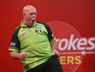 🎥 | Michael van Gerwen overleeft 5 matchdarts tegen Luke Humphries en bereikt kwartfinales Masters