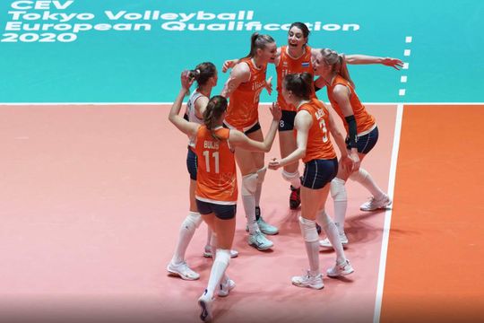 Volleybalsters maken IKEA-gehaktballetjes van Zweden en staan in halve finale EK