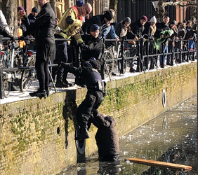 📸 | IJs is doorgekrakt: brandweer en marechaussee moeten schaatsers in Den Haag komen redden