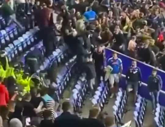 🎥 | Rellen in de EL: Hooligans Leicester City en Napoli rossen elkaar af met riemen