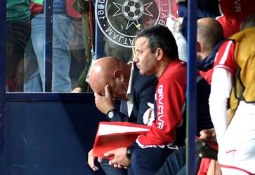Malta-coach knalt zichzelf knock-out tijdens 7-0 oorwassing