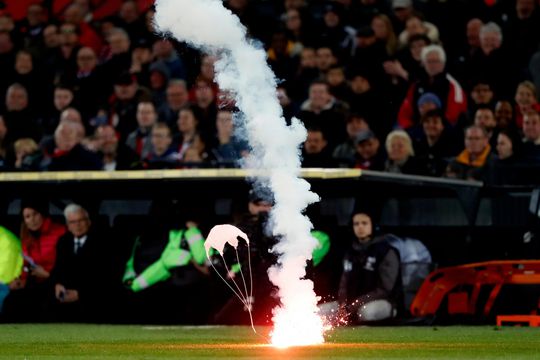 Harde kern Feyenoord houdt protestmars tegen stadionverbod (video)
