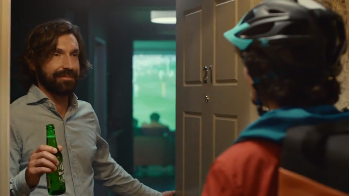 Zoals je hem nog nooit eerder zag: Pirlo schittert in hilarische Champions League-reclame (video)