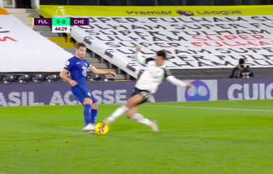 Fulham-verdediger Robinson schopt Azpilicueta KEIHARD ondersteboven