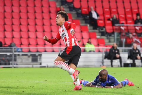 Invallers redden PSV én het hachje van trainer Schmidt tegen Vitesse