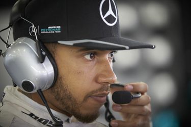 Lewis Hamilton wil dat Max Verstappen kapt met vloeken over boordradio: 'Kinderen luisteren mee'