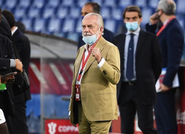 Alle voorzitters Serie A-clubs (bijna allemaal oude mannetjes) eten samen: die van Napoli heeft al corona