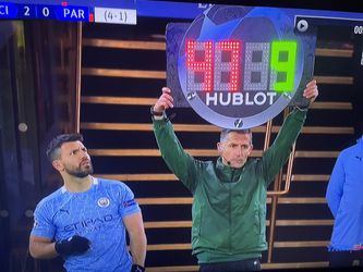 🤔😂 | Heerlijk! Agüero stomverbaasd als 4e official bord met verkeerde rugnummer toont