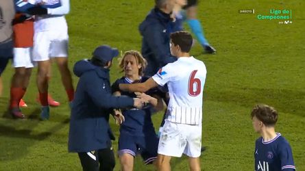 🎥 | Xavi Simons schopt herrie in Youth League: trainer Sevilla flink pissig op Nederlander