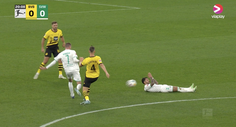 🎥 | Speler van Werder Bremen schiet bal tegen geblesseerde medespeler aan