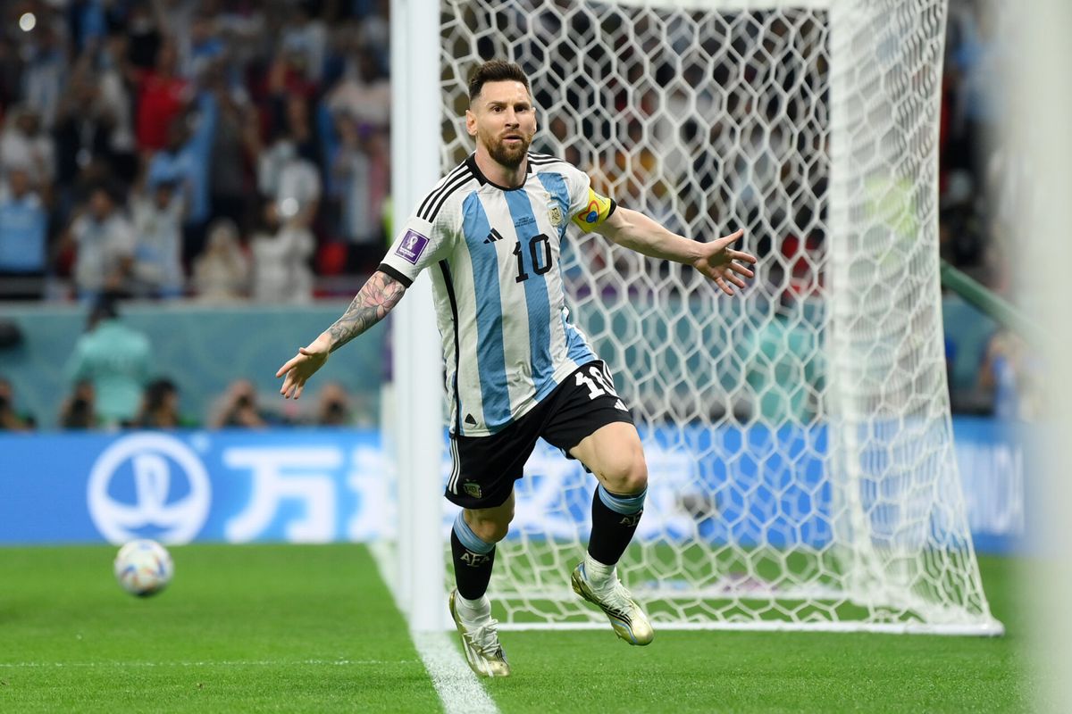 Argentinië zet dankzij Messi en blunderkeeper Australië opzij en treft nu Oranje